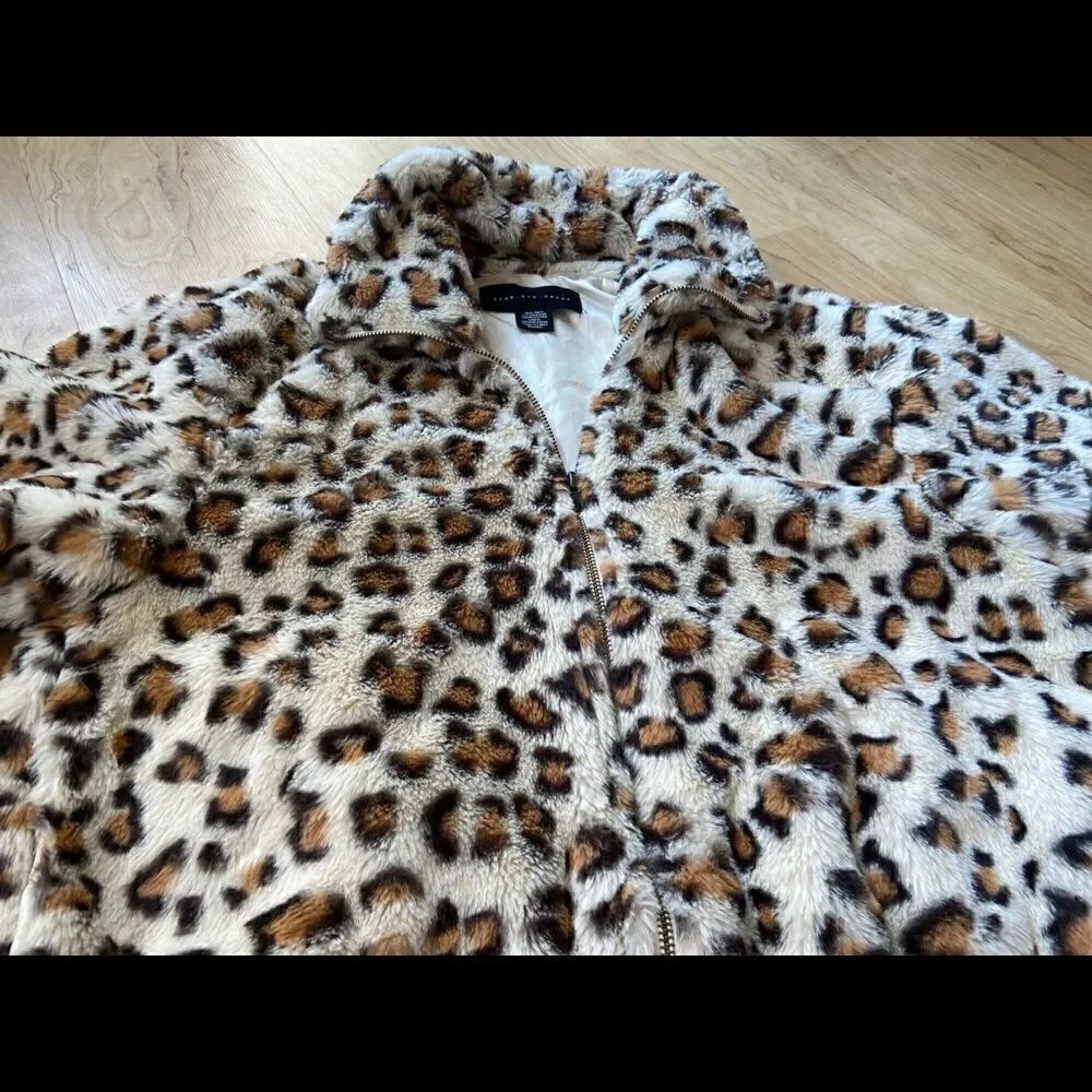 Know One Cares cheetah/leopard print fuzzy jacket - Picture 2 of 3